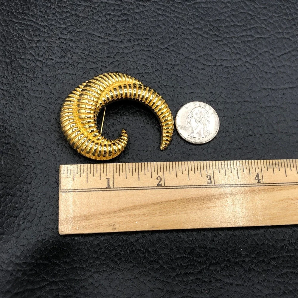 Monet Vintage Triple Curl‎ Brooch Textured Gold Tone Swirl Swoosh Curved MCM Pin